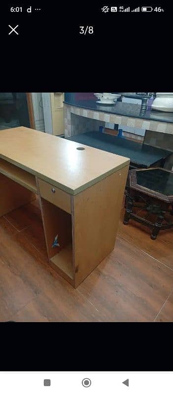 computer table for sale in excellent condition 2