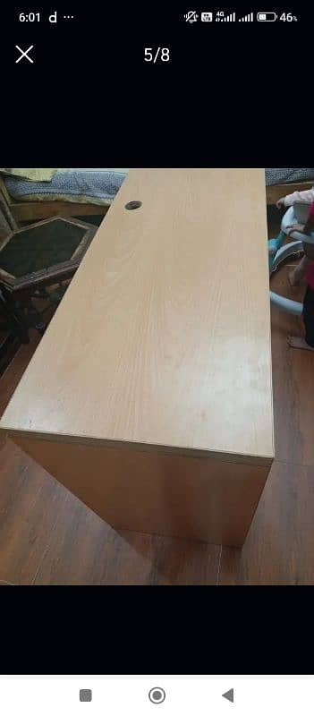 computer table for sale in excellent condition 4