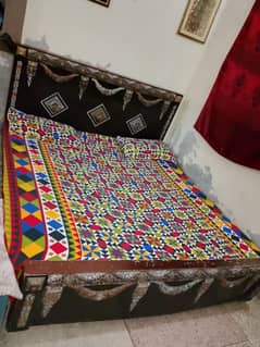king bed with side tebul drasing tebal