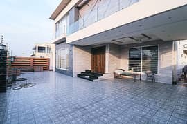 ONE KANAL STRAIGHT LINE FULLY FURNISHED BUNGALOW WITH SOLAR PANAL GREEN MEETRE LIKE NEW