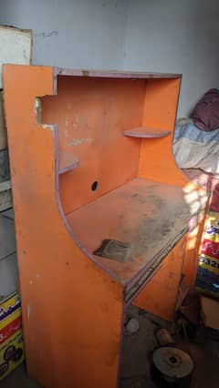 Home table orange color bilkol ok he pache ke ply tote Howe he baki to