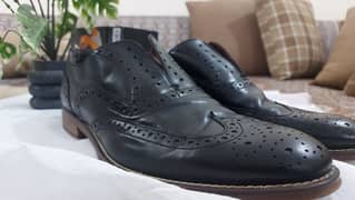 Signature leather shoes available in good condition