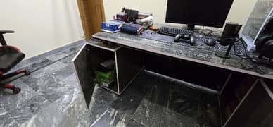 Office table with mutiple storage drawers