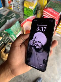 I phone 12 hai 10 by 10 condition hai Jv hai per sim working hai
