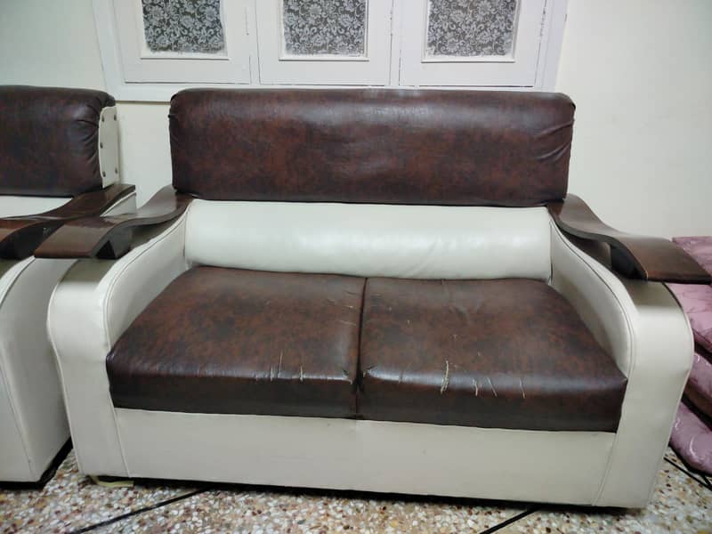 It is used 7 seater sofa set but in good condition 0