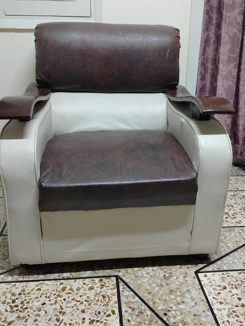 It is used 7 seater sofa set but in good condition 2