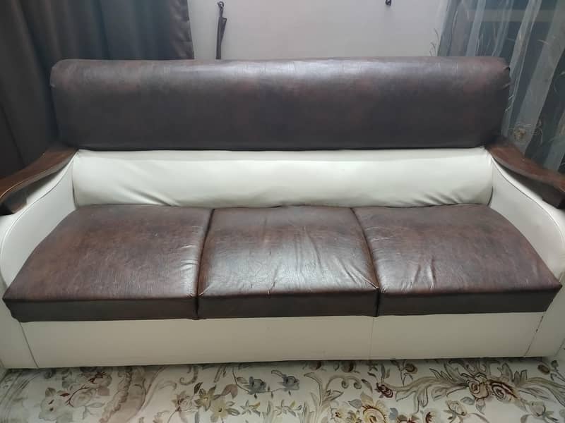 It is used 7 seater sofa set but in good condition 4