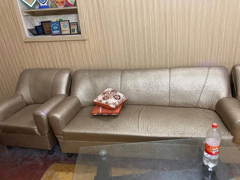 sofa set 131ke 2set hein bilkul new condition ke hein 2