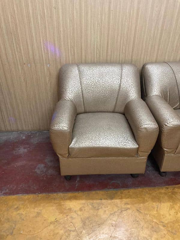 sofa set 131ke 2set hein bilkul new condition ke hein 4