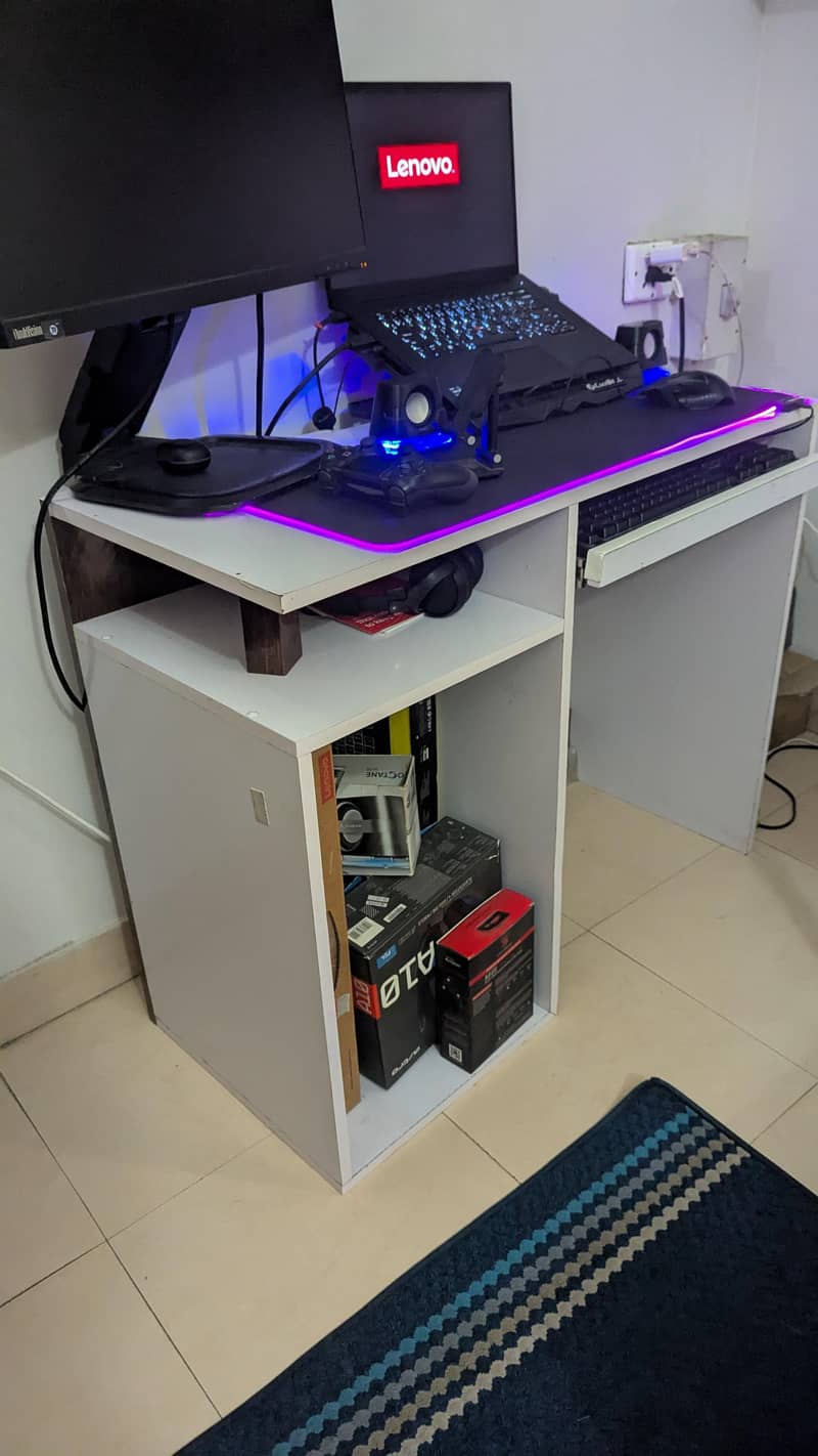 Computer table 0