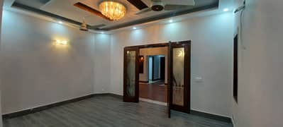 10 Marla top location well maintained house for sale