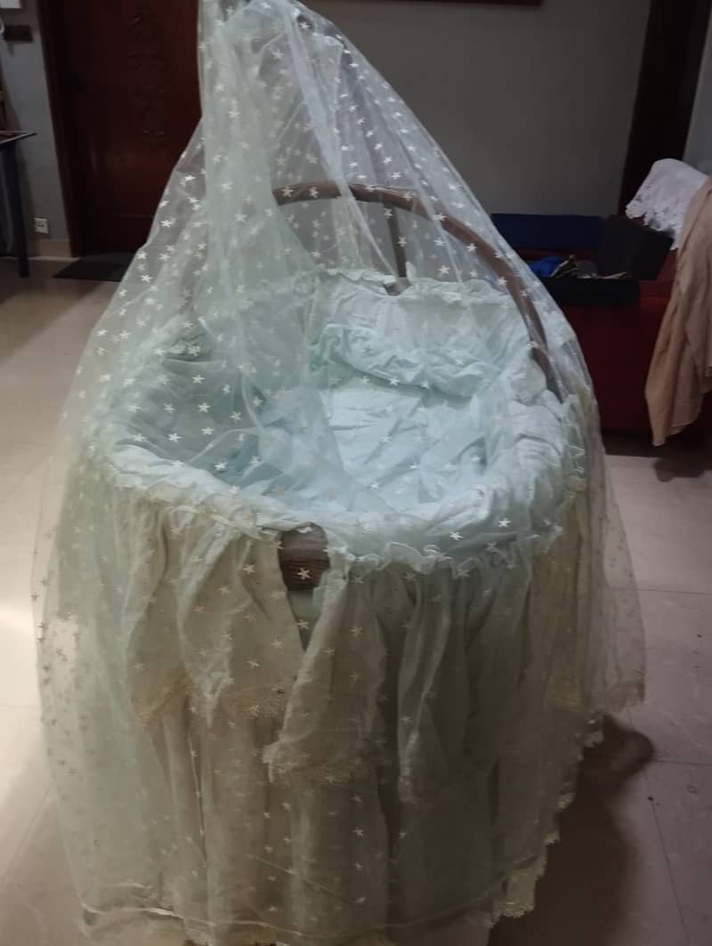 Cane cot for babies with sheets and netting 0
