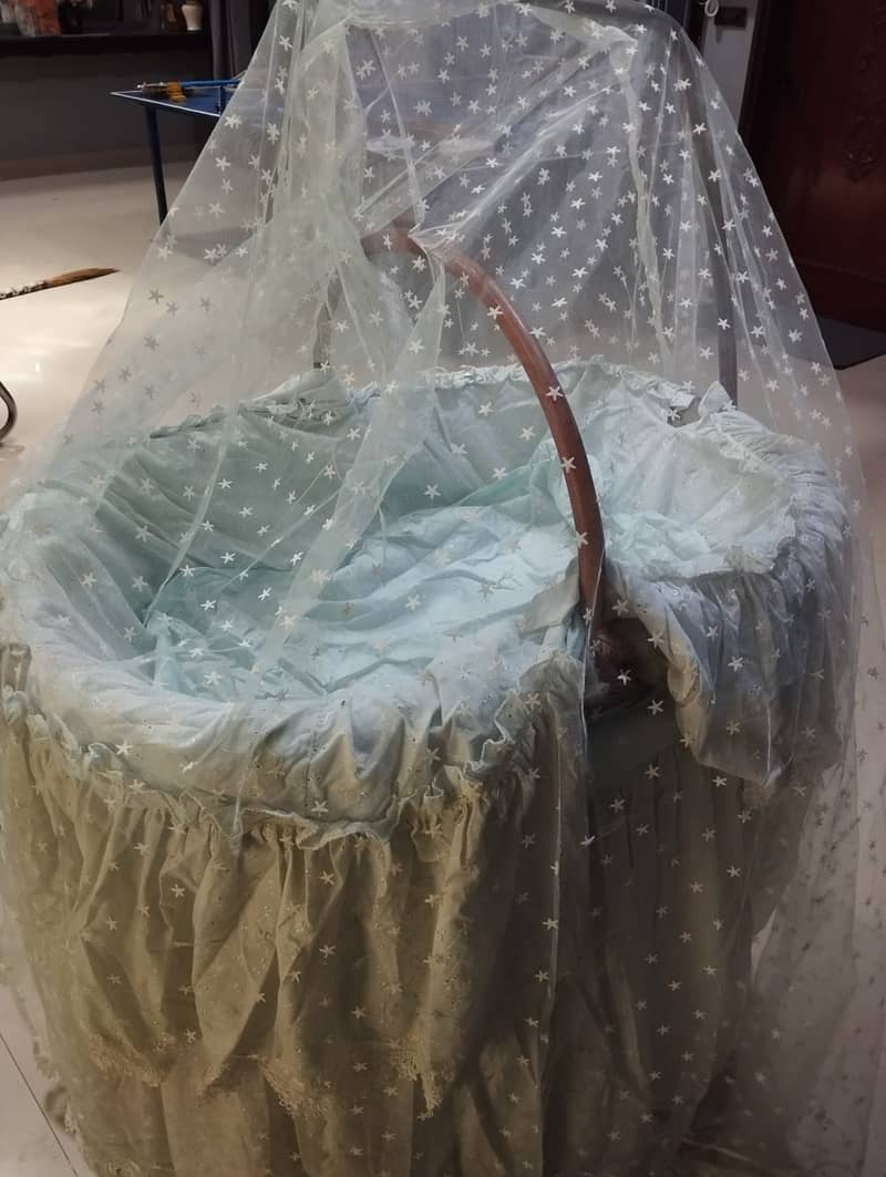 Cane cot for babies with sheets and netting 3