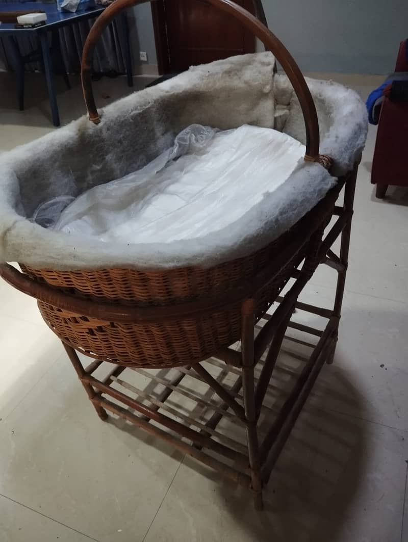 Cane cot for babies with sheets and netting 4