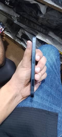 iPhone 13 20/5/2025 ko active kiya ha box pack tha 128gb ha 10/10
