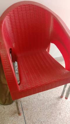 4 chair or aik table hy. tablr b in k sth ka hy red