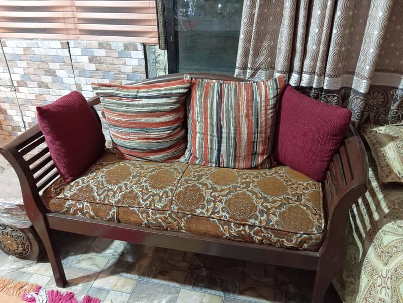 Beautiful Sofa set with table good condition 0