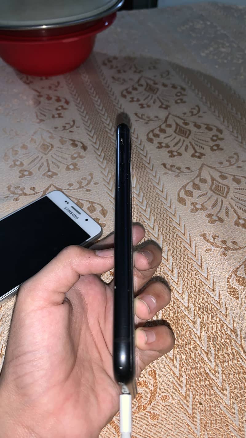 iPhone XR 4