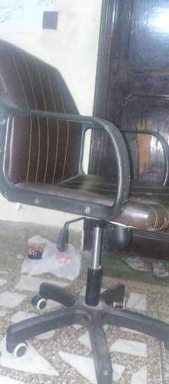 Brown Rotating Office Chair – Comfortable & Good Condition, Executive