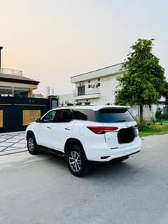 Fortuner V 2.7 total genuine Sindh registered