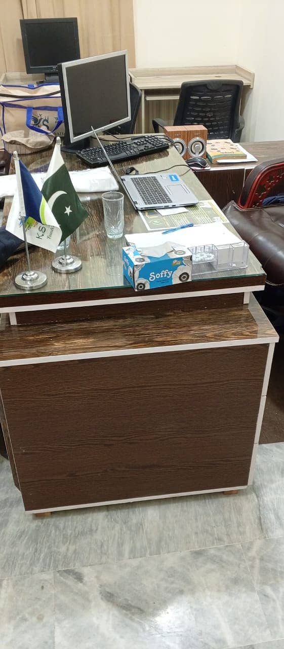 office table  like new condition 10/10 1