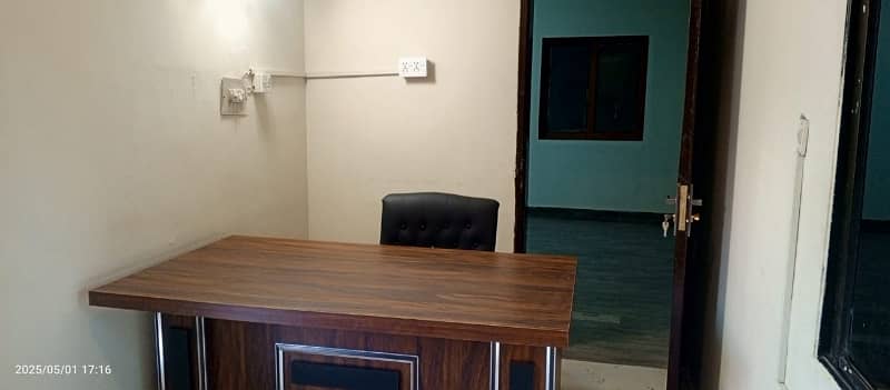 Office Of 400 Square Yards Available For rent In Gulshan-e-Iqbal - Block 5 4