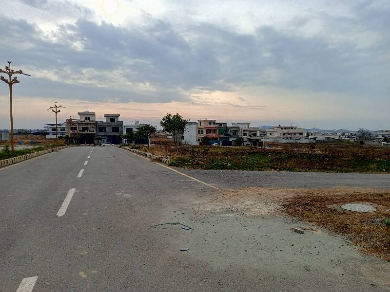 Ideal Location Plot For Sale 3
