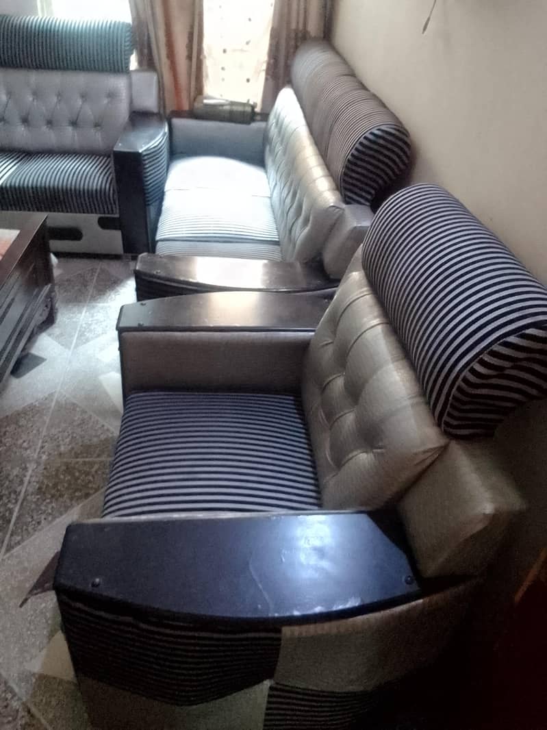 Full Sofa Set Available in Good condition 1