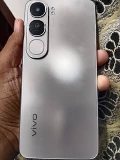 bilkul neat & clean set with box and charger used only 1 month