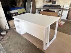 Executive office table 2.5x5 ft