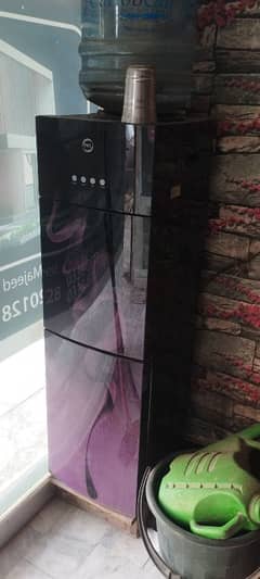 pel dispenser look like new office used