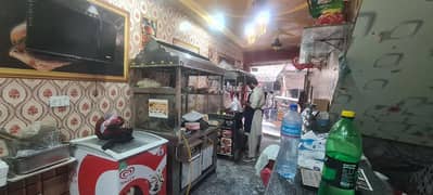 FAST FOOD KI SHOP PE STAF KI ZRORT H JU FAST FOOD KA KAM JANTA HO