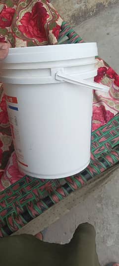 bucket holding Compassti 20 Kg