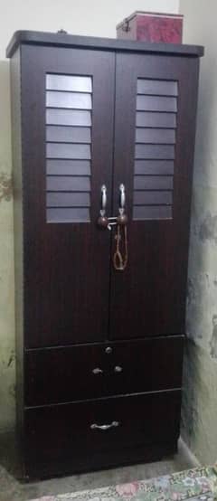 pertal wood ki almari hai best quality mai bilkull okay hai