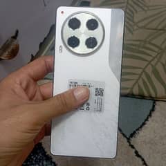 Tecno camon 30 .