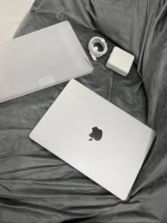 Mack book pro M2 Max 32 GB ram 1tb storage 14 inch display