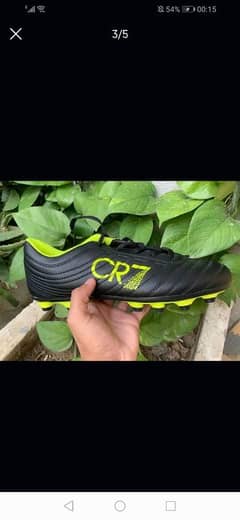 Iam selling sports shoes.