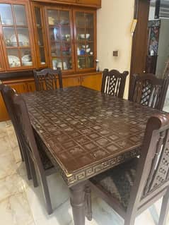 Dinining table with 6 chairs.