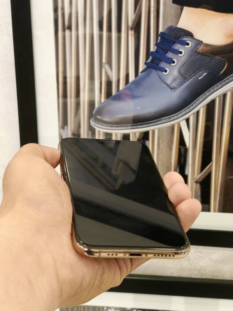Iphone xs non pta 256gb 84helth  not a single falt condition 10by09 4