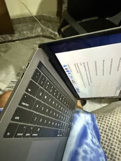 Macbook Pro 2017 16/256