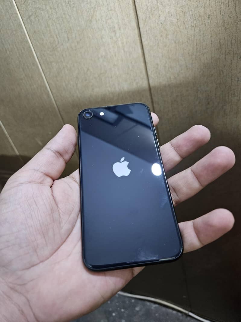 iphone SE 2022 3rd gen box pack only few days used 4
