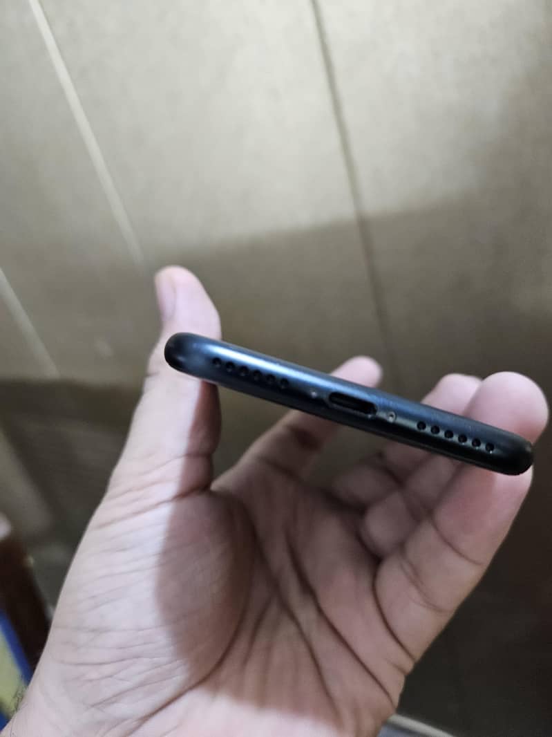 iphone SE 2022 3rd gen box pack only few days used 5
