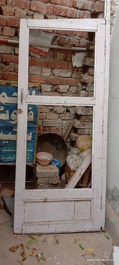 darwaza aur chokta diyar k hain.