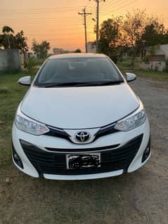 Toyota Yaris ativ x 2020 white color in mint condition