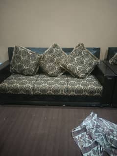 5 siter sofa clr brown nd golden good condition