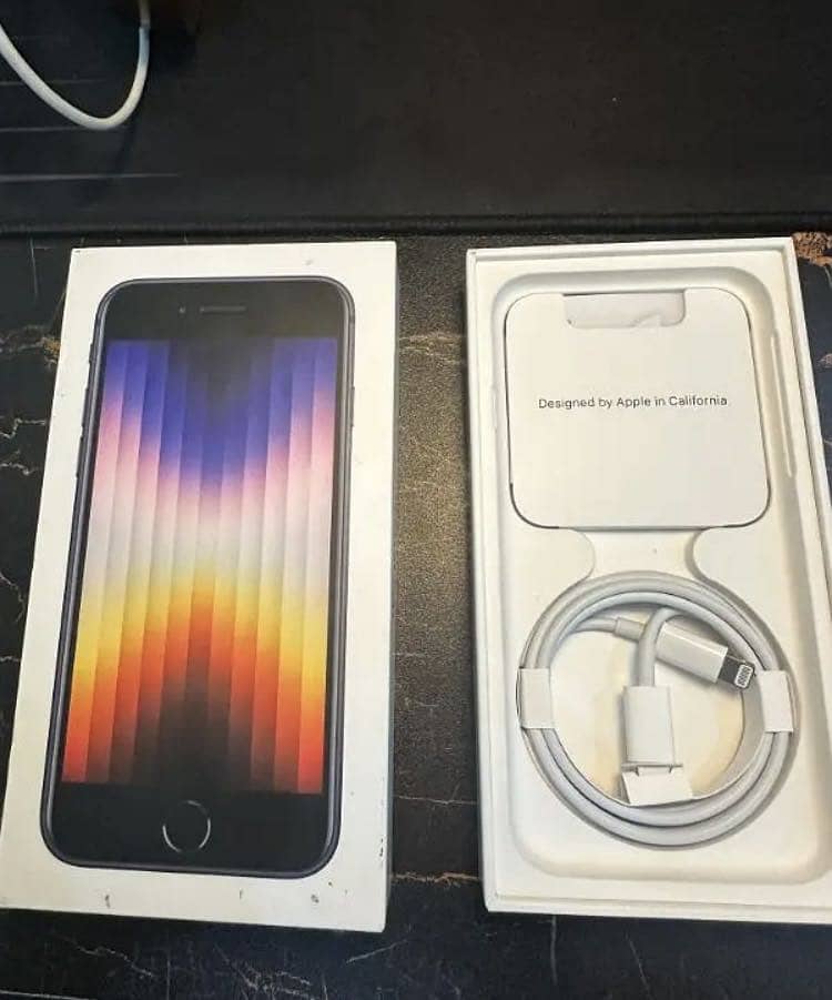 Iphone Se 3 2022 with Apple Box 10/10 New Condition 0