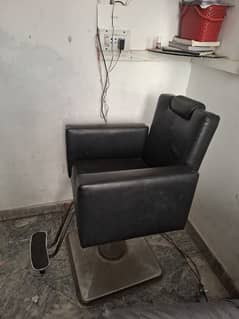 High Quality Adjustable Salon Chair | Perfect Condition | Comfortable