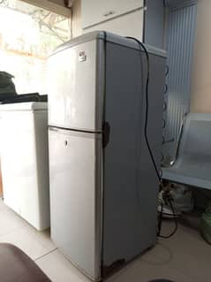 1 hair ka fridge hai or 1 dee freezar bilkul new jaisa hai