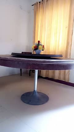 round dining table
