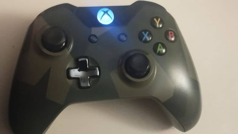 Xbox One | 2 controllers | COD BO3 and 4 0